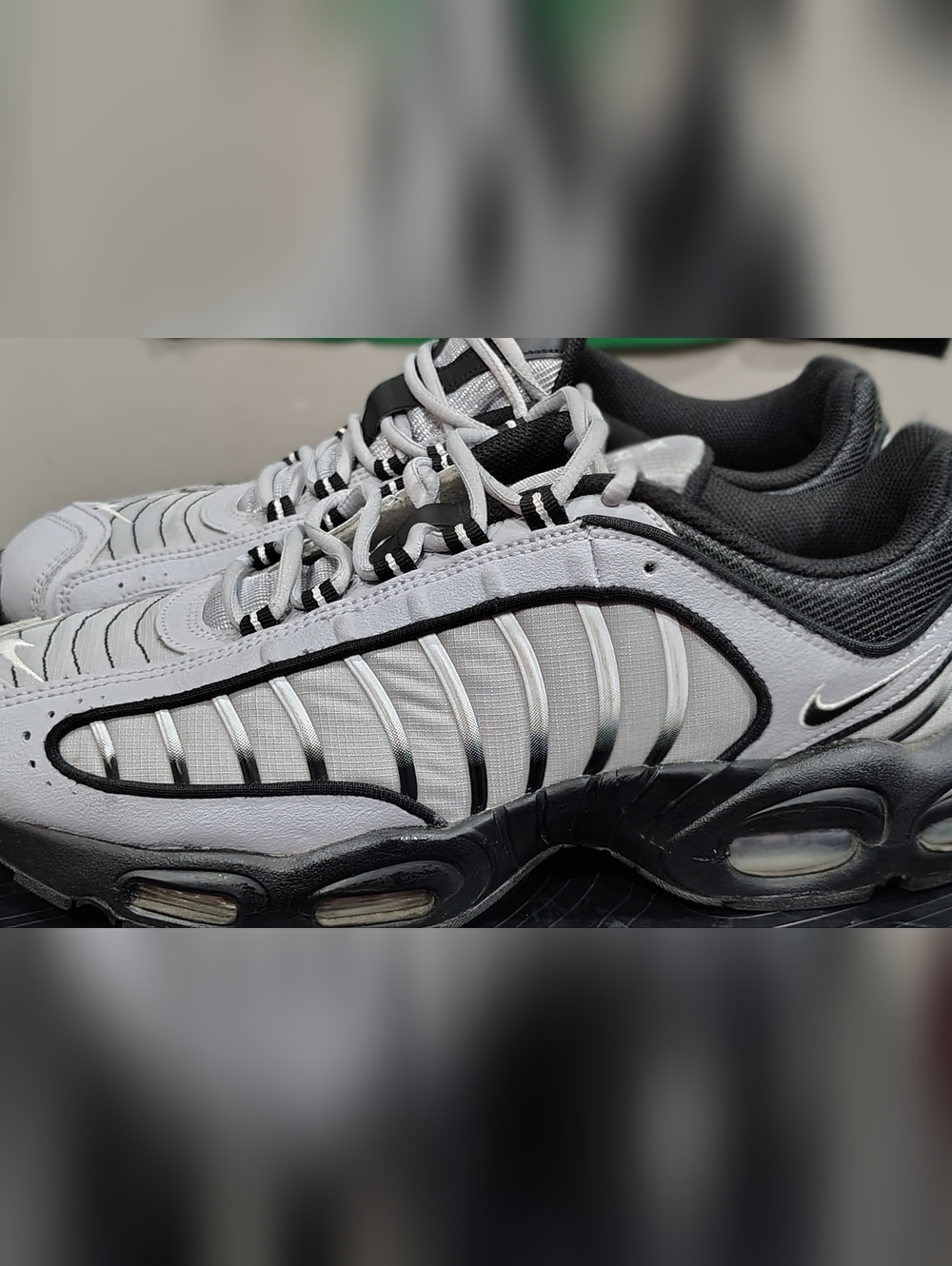 Nike Air Max Tailwind 4 in the "Wolf Grey / Black" (or "Cool Grey") col - Picture 3 of 6